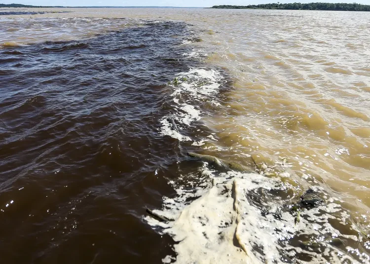 Naufrágio em Manaus tem duas mortes e sete desaparecidos