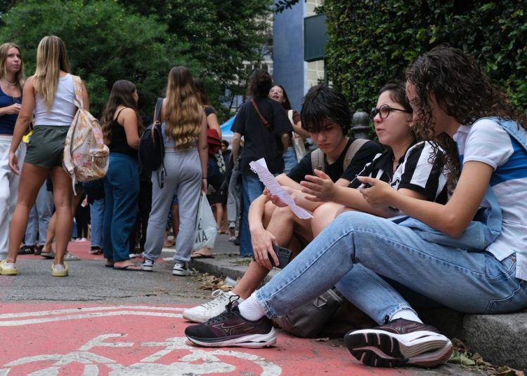 Instituto oferta videoaulas de português a alunos do ensino médio