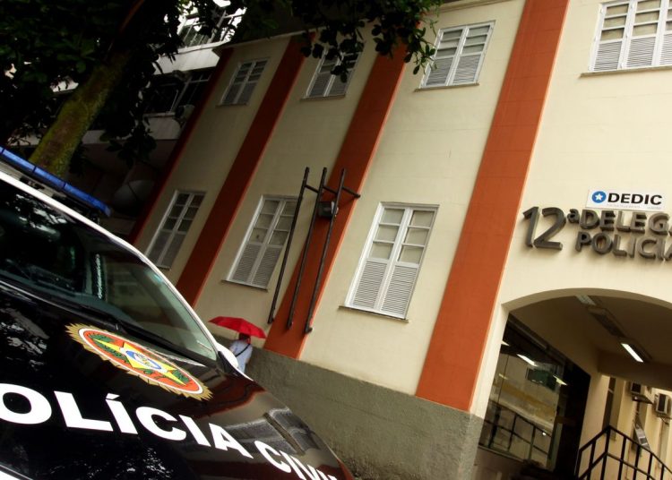 Indiciado por estupro coletivo no Rio se apresenta à polícia e é preso