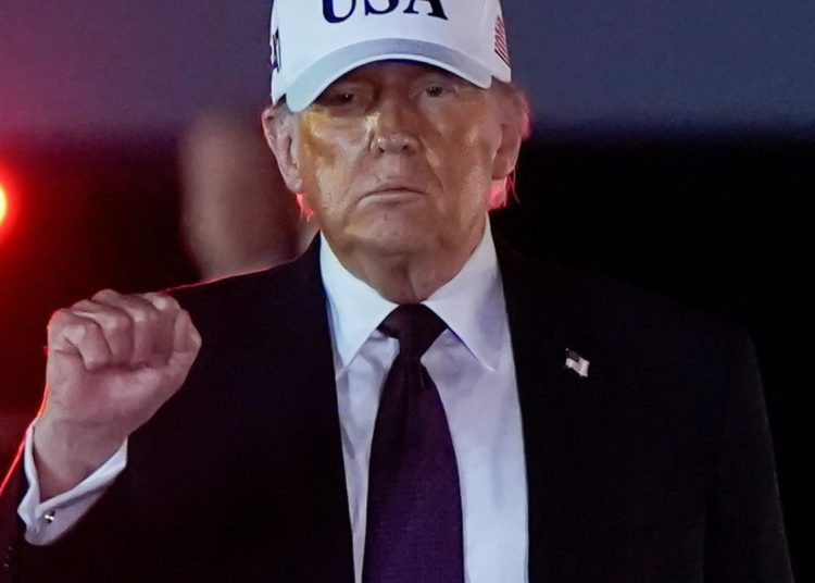 Trump diz que EUA podem ir “muito além” em conflito contra o Irã