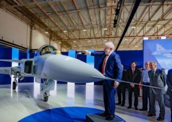 Brasil apresenta primeiro caça F-39 Gripen fabricado no país