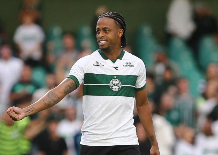 Keno vai de algoz do Athletico a ‘esquecido’ no Coritiba