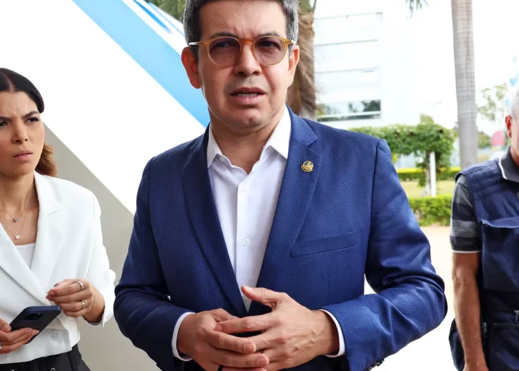 Randolfe Rodrigues afirma que governo deve indicar outro nome para STF