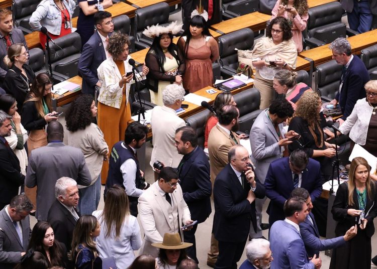 Câmara vota para derrubar veto ao PL da Dosimetria; falta o Senado