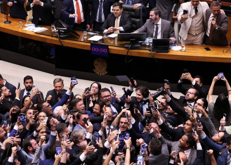 Congresso derruba parte de veto do presidente Lula ao PL da Dosimetria