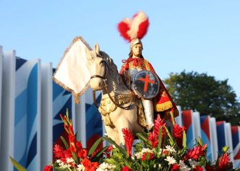 Fiéis se concentram no centro do Rio para celebrar dia de São Jorge