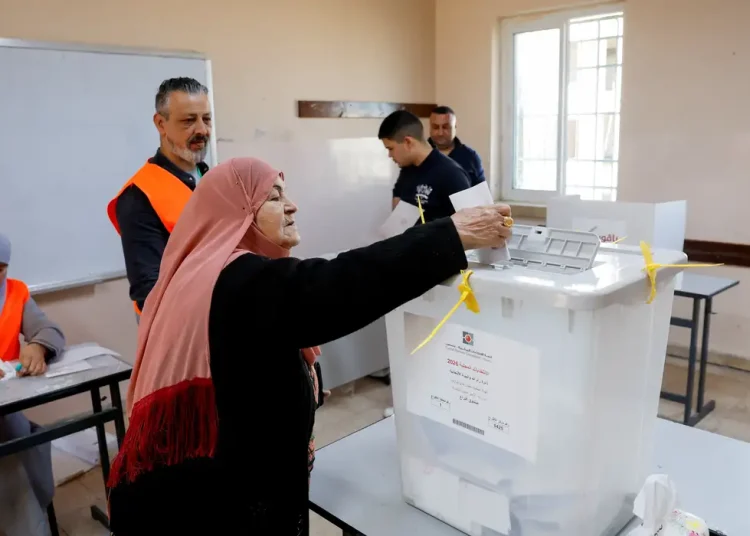 Palestinos vão às urnas em eleições municipais