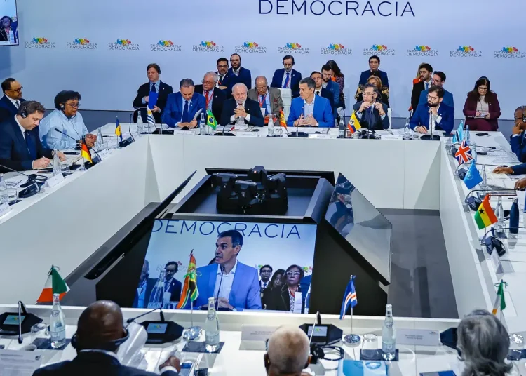 Pobres não podem pagar por irresponsabilidade das guerras, diz Lula