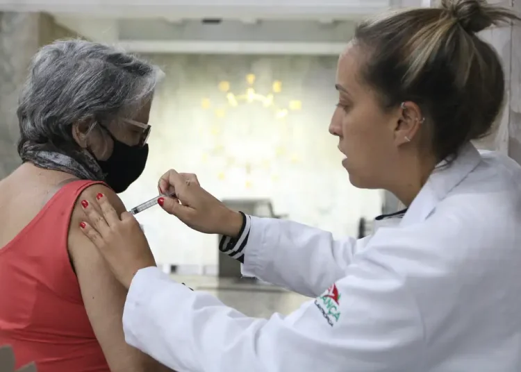 Butantan busca voluntários para teste de vacina da gripe para idosos