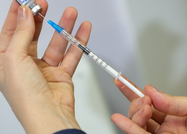 Butantan procura voluntários para teste de vacina da gripe para idosos