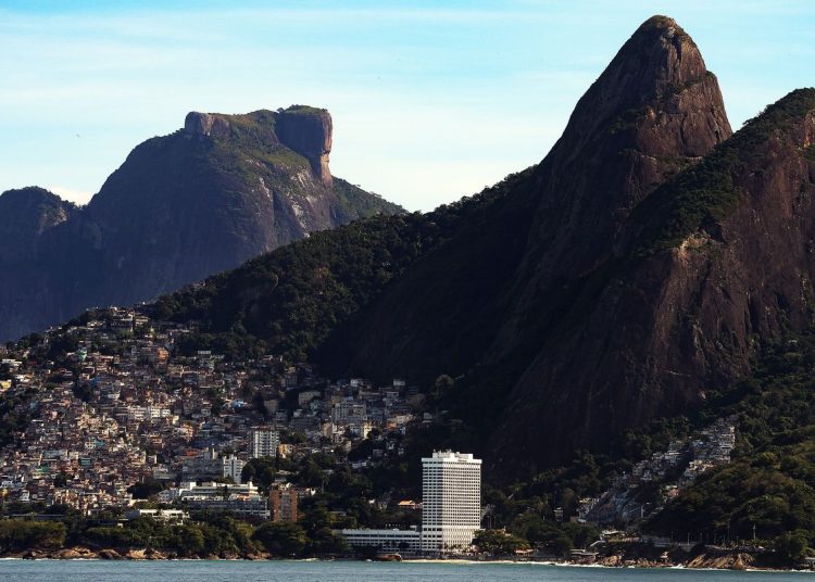 Operação policial deixa visitantes “ilhados” em cartão-postal do Rio