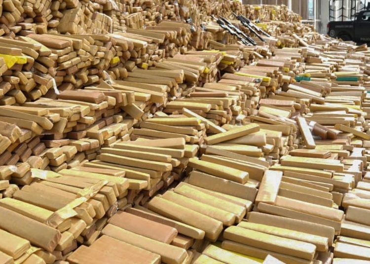 PM do Rio faz a maior apreensão de drogas da história do Brasil