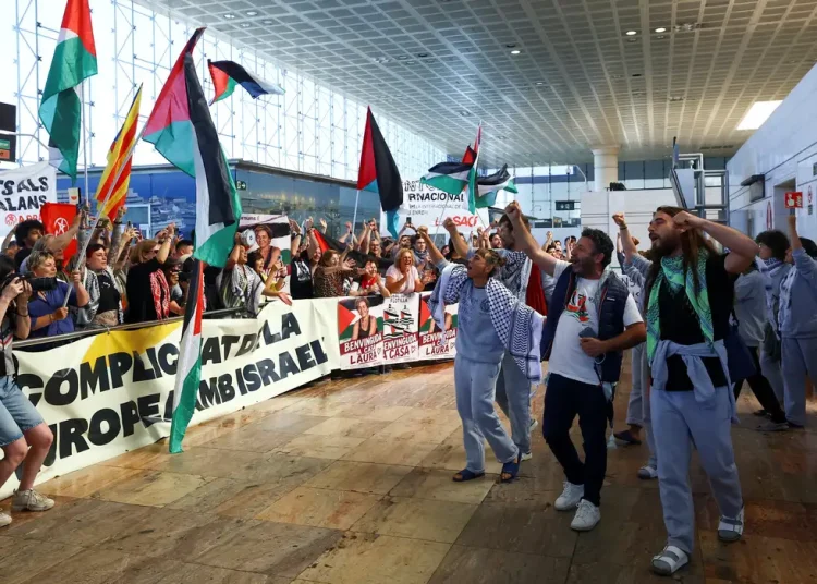 Manifestantes condenam tratamento policial a ativistas da flotilha