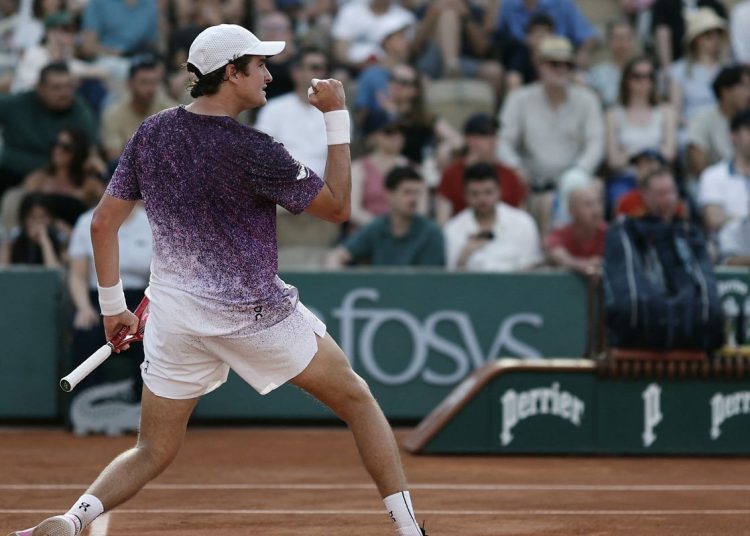 Tenista João Fonseca faz história e elimina Djokovic em Roland Garros