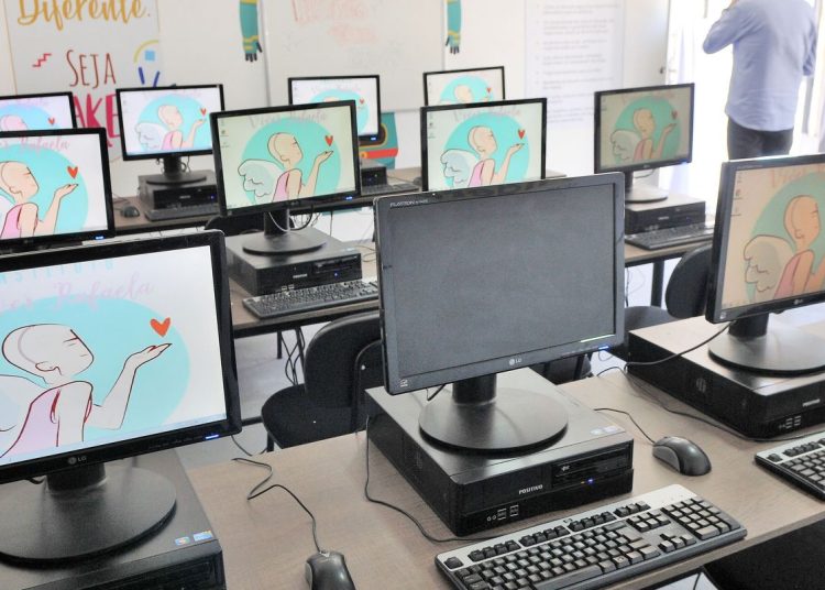 Internet chega a 72% das escolas públicas brasileiras