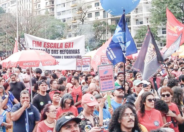 Por mais tempo de descanso e para a família, trabalhadores marcham