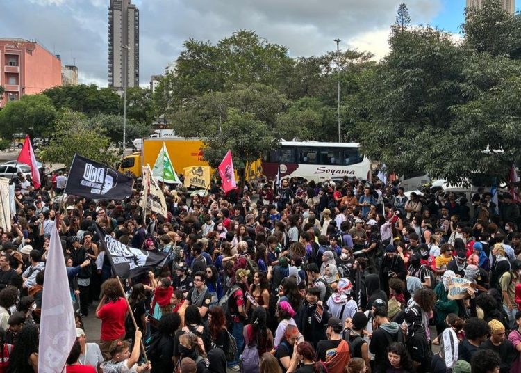 Em ato na capital paulista, estudantes criticam políticas educacionais
