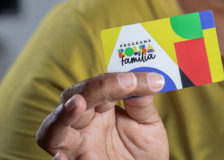 Bolsa Família eleva taxa de emprego e diminui mortalidade, diz estudo