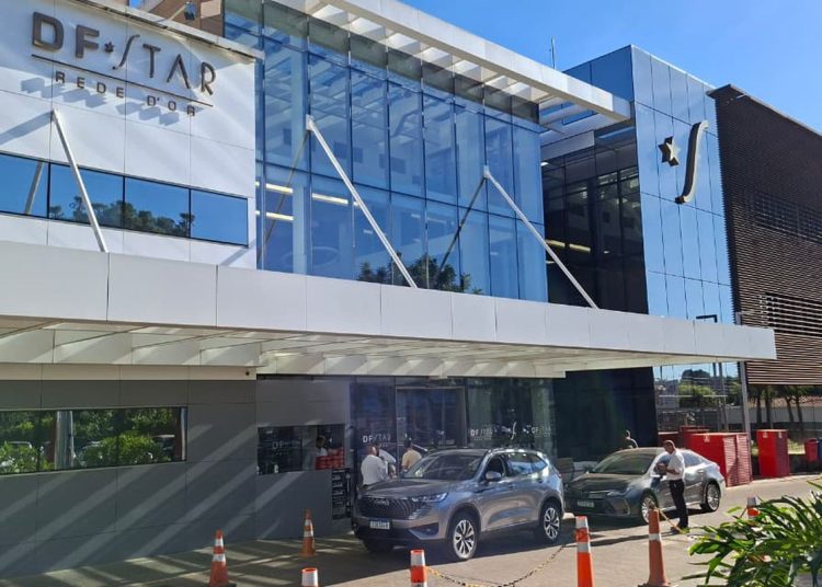 Bolsonaro é internado para cirurgia no ombro em Brasília