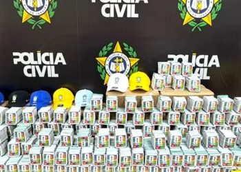 RJ: Polícia apreende mais de 200 mil figurinhas falsificadas da Copa
