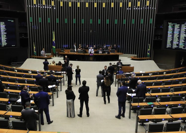 Minirreforma eleitoral limita e parcela multa a partidos políticos