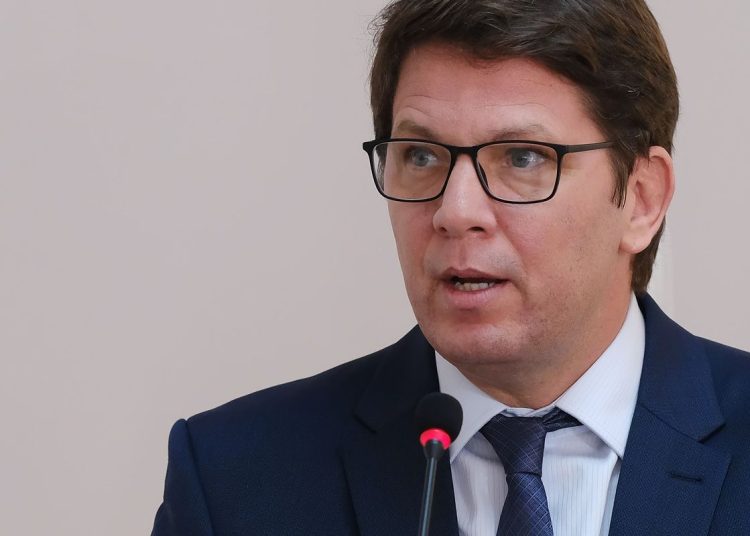 Dino dá prazo para Câmara explicar viagem internacional de Mario Frias
