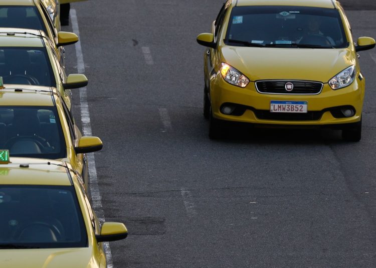 Governo publica MP que destina R$ 30 bi a taxistas e motoristas de app