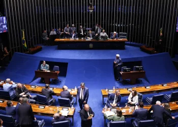 Alcolumbre trava tramitação da PEC do fim da 6×1 no Senado