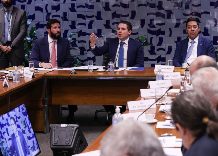 Governo retira urgência de projeto sobre fim da escala 6×1 na Câmara
