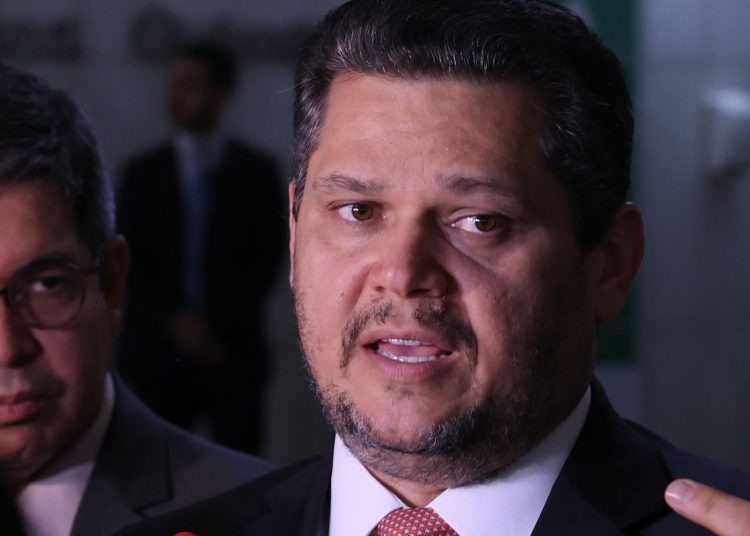 Alcolumbre mantém PEC 6×1 travada em semana esvaziada no Senado
