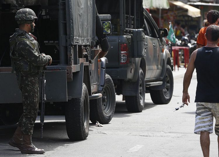 Polícia faz ação para cumprir 56 mandados de prisão na Maré, no Rio