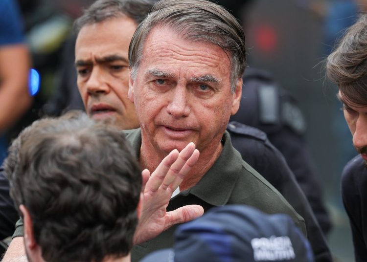 Jair Bolsonaro presta depoimento sobre arma de fogo apreendida no DF