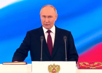 Putin rejeita encontro com Zelensky e cobra negociações indiretas