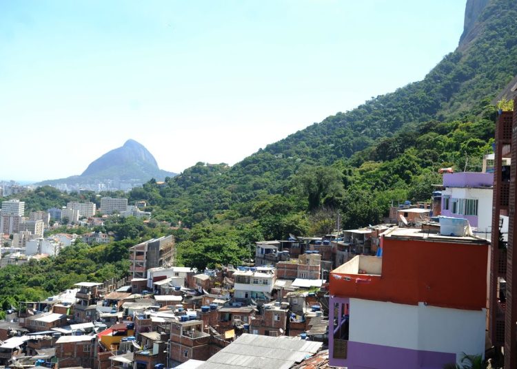 Operação na zona sul do Rio tem 6 presos e homem baleado em ônibus