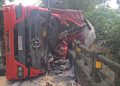 Tombamento de carreta deixa uma pessoa ferida na BR-116, em Guapimirim