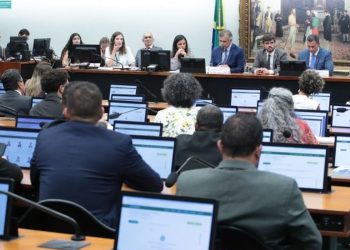Deputados votam redução da maioridade penal em comissão  