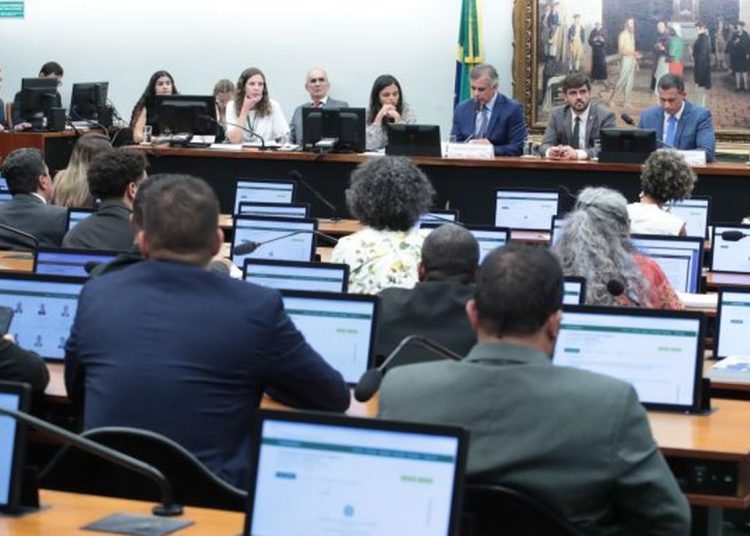 Deputados votam redução da maioridade penal em comissão  