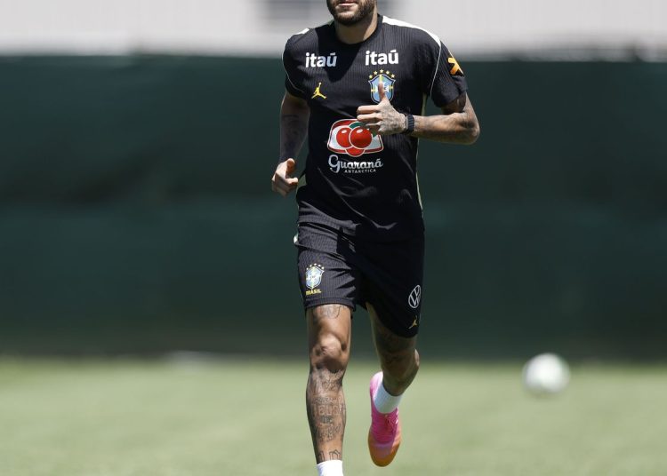 Neymar vai a campo em treino, mas faz apenas trabalhos físicos
