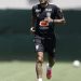 Neymar vai a campo em treino, mas faz apenas trabalhos físicos