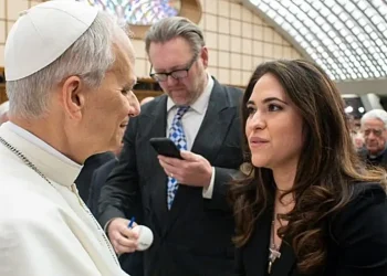Papa nomeia primeira mulher para liderar comunicações do Vaticano