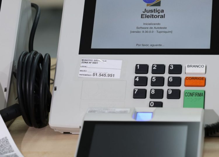 Justiça Eleitoral afasta servidores com parentes candidatos