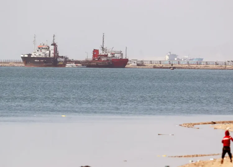 Explosões próximas ao Canal de Suez reacendem tensões no Oriente Médio