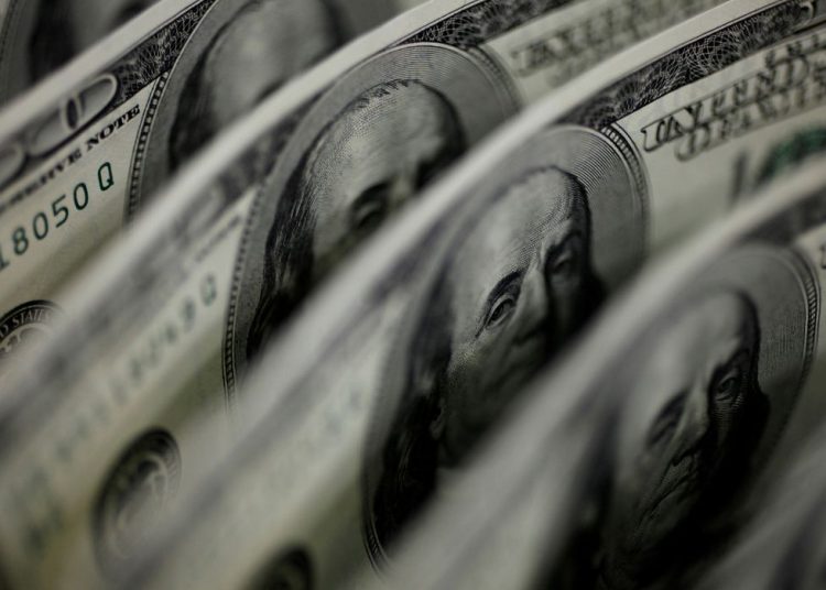 Dólar sobe para R$ 5,11, e bolsa fica estável, apesar de tensão global