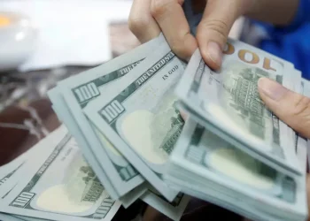 Dólar fecha no maior valor em duas semanas com queda no petróleo