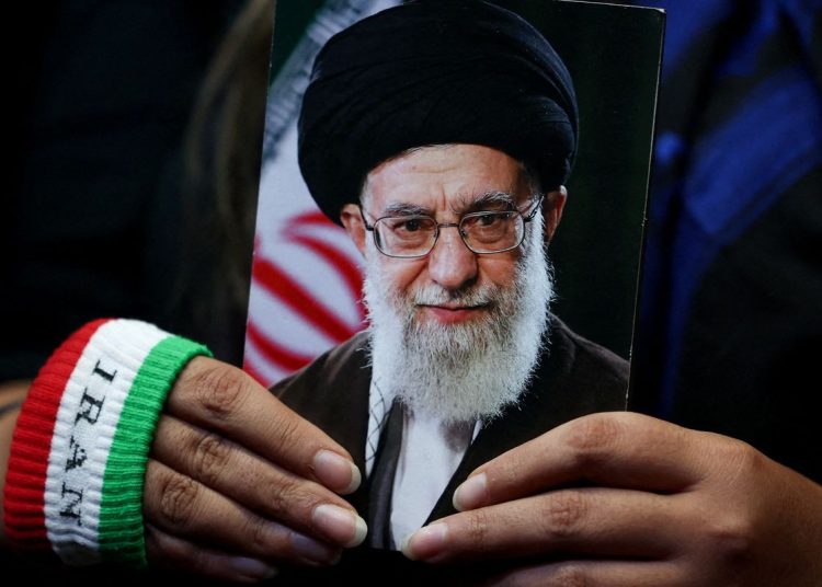 Funeral público de Ali Khamenei começa em Teerã
