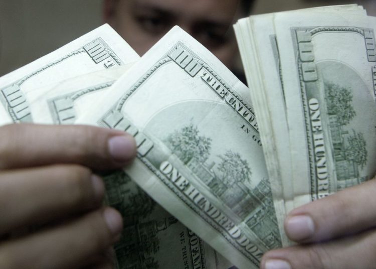 Dólar fecha estável, mas acumula queda de 1,82% em julho