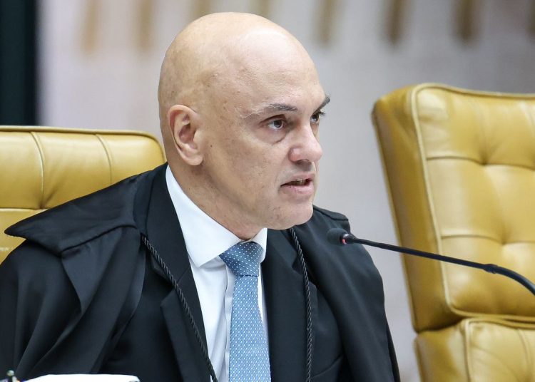 Moraes pede manifestação da PGR sobre recusa de Flávio em depor