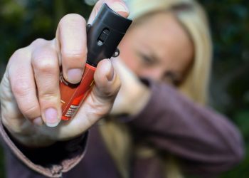 Mulheres podem comprar e usar spray de pimenta para defesa pessoal