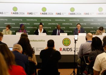 Infecções e mortes por HIV caem, mas falta de recursos ameaça avanços