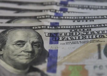 Dólar cai ao menor valor desde junho com alta do petróleo